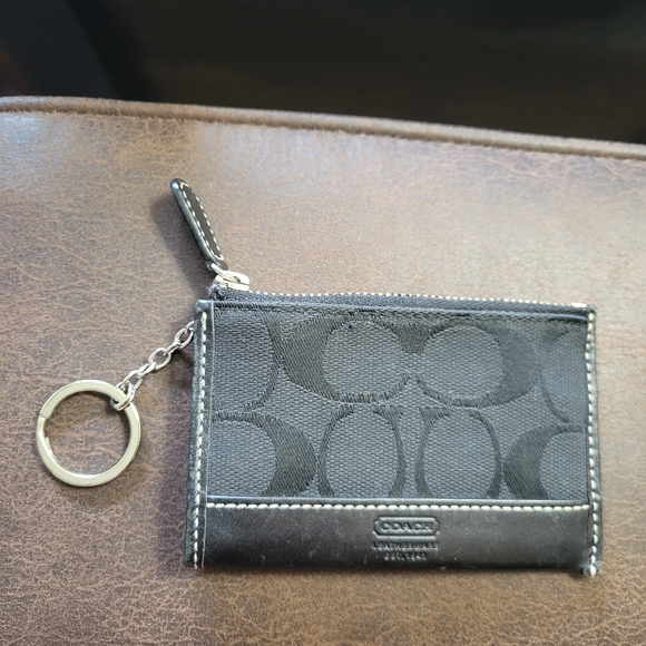 COACH ID change case w/key chain NWOT comes w/ drawstring white bag. - Picture 2 of 4